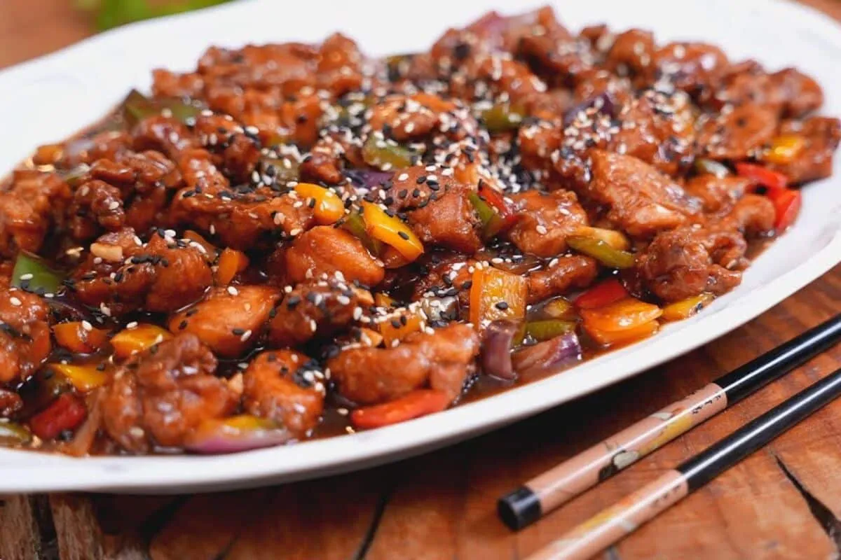 Hora do jantar: receita de frango oriental suculento e um sabor super marcante