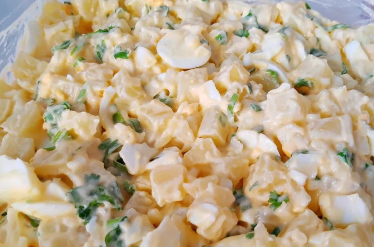 Imagine só que linda fica sua mesa do almoço de natal com essa salada de ovo com batata