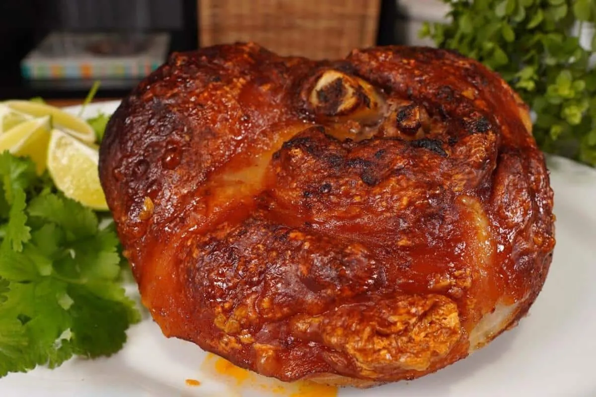 Joelho de porco suculento e saboroso para fazer no almoço de domingo