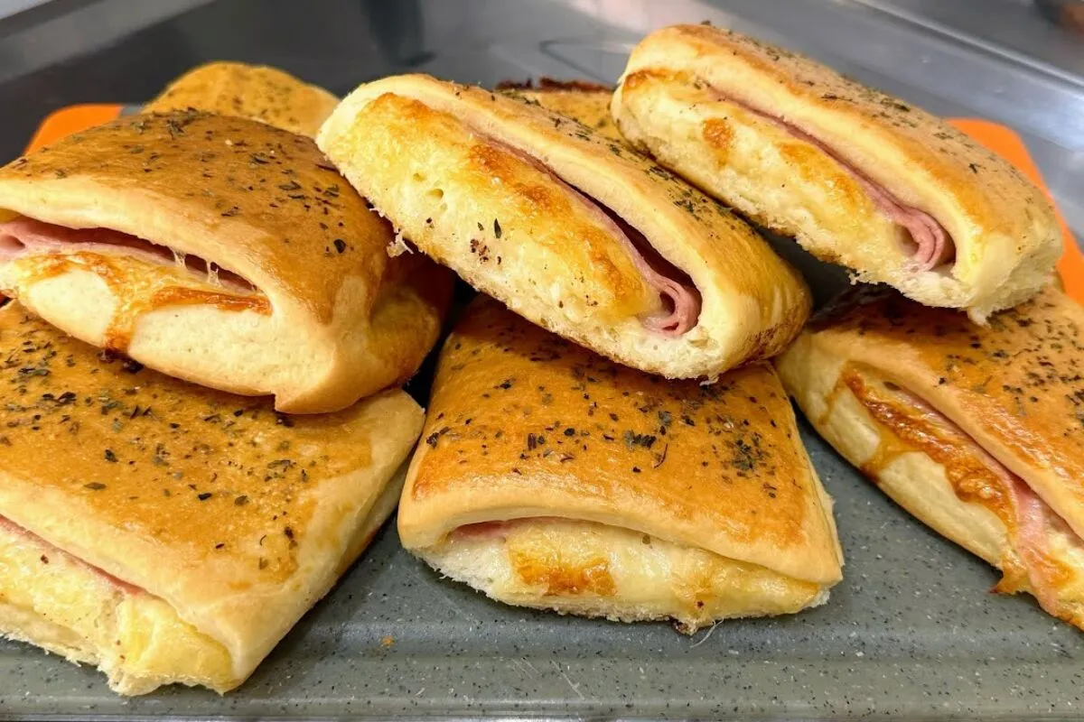 Joelho de presunto e queijo assado: salgado que fica mais gostoso que o de padaria