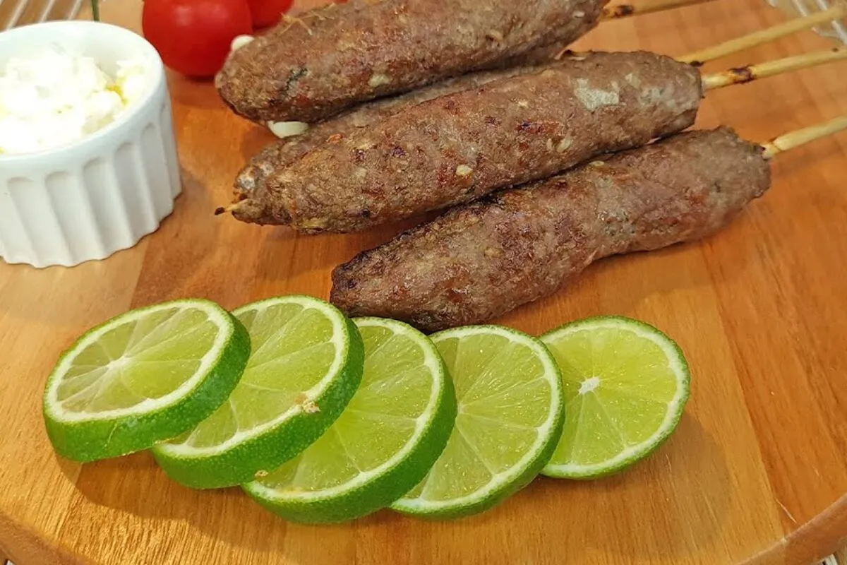 Kafta na air fryer com carne moída e queijo que vai bem em qualquer refeição