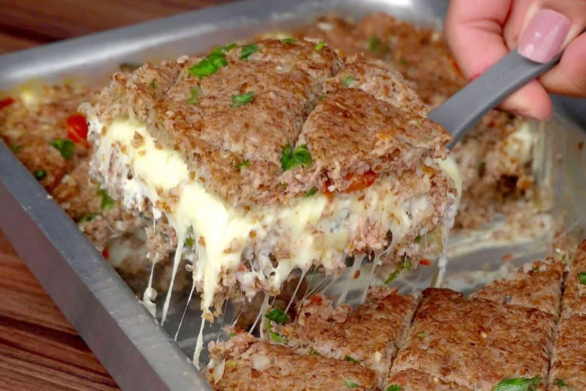 Kibe de forno recheado com bastante queijo que fica molhadinho e muito saboroso