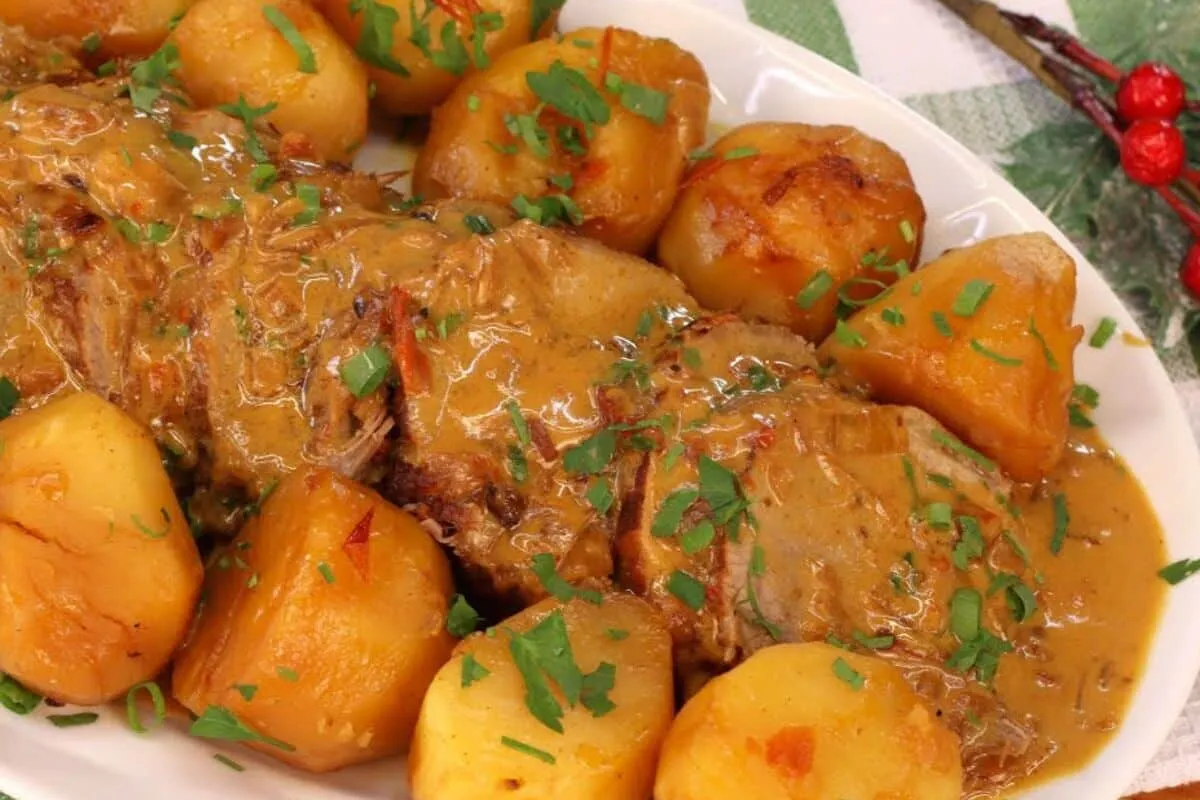 Lagarto ao molho com batatas, que fica muito suculento e macio, ideal para uma refeição especial