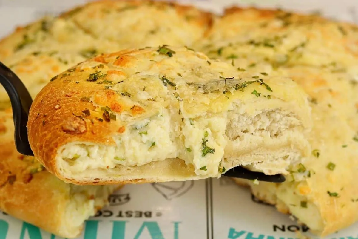 Lanchão de pão de alho impossível comer apenas um pedaço desse lanche recheado e saboroso