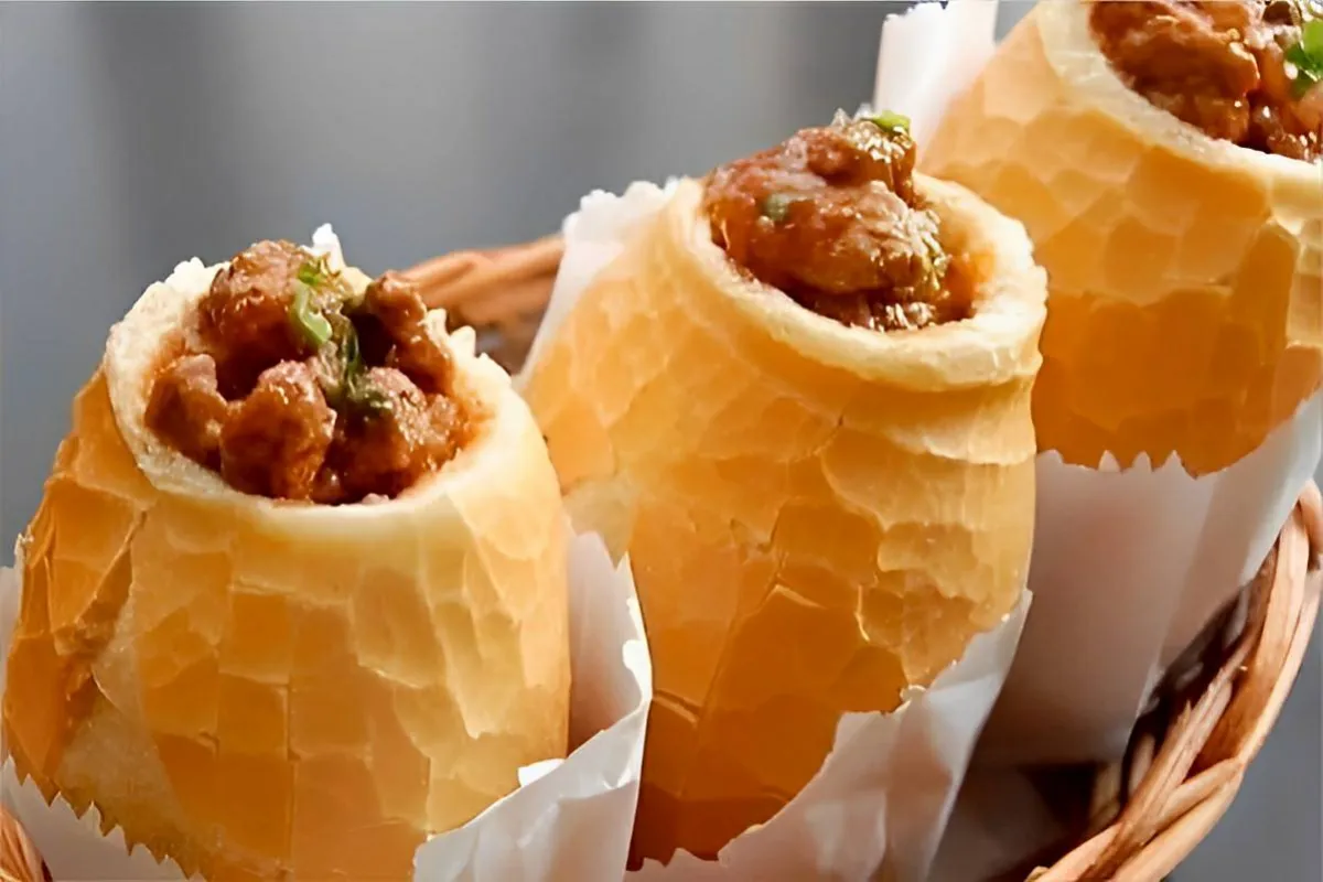 Lanche buraco quente no pão francês com recheio de carne moída e molho delicioso