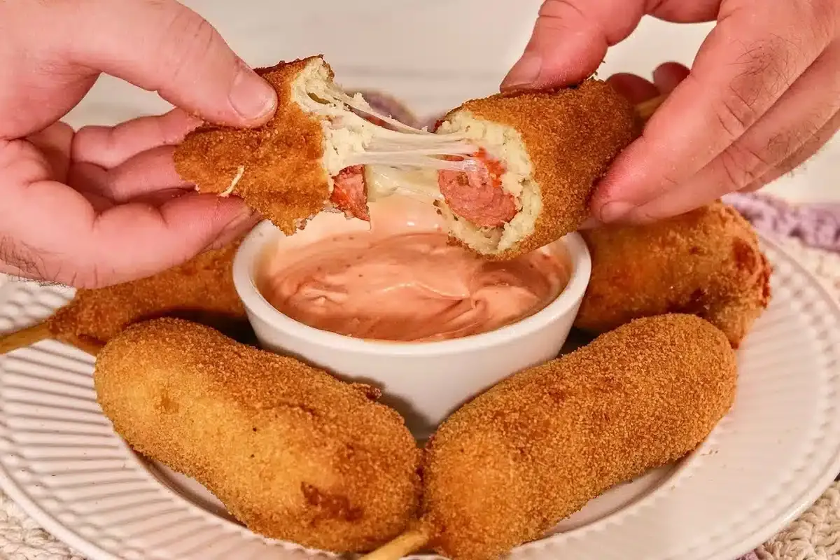 Lanche coreano frito: fica com uma casquinha crocante que é sensacional