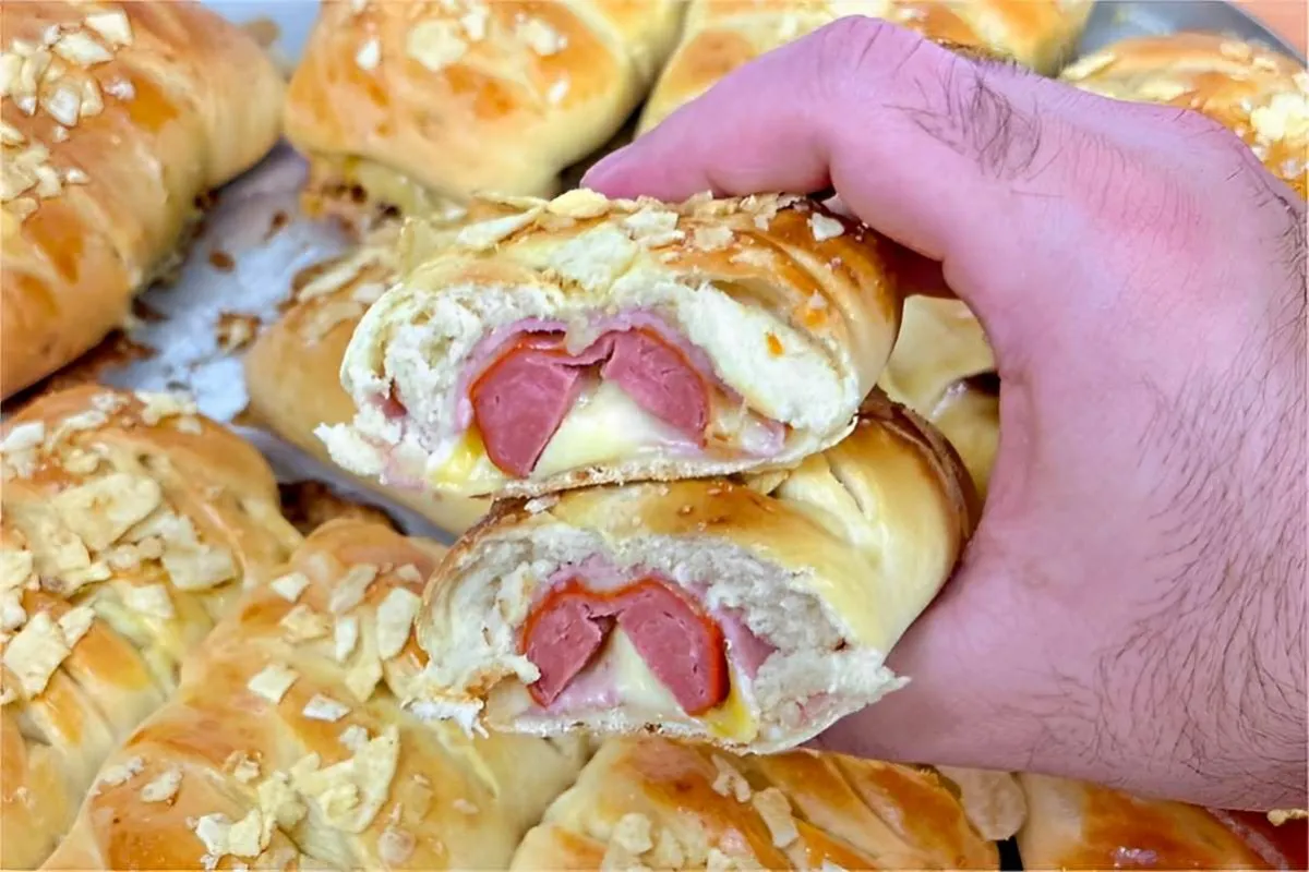 Lanche de forno com salsicha delicioso e perfeito para comer a qualquer hora