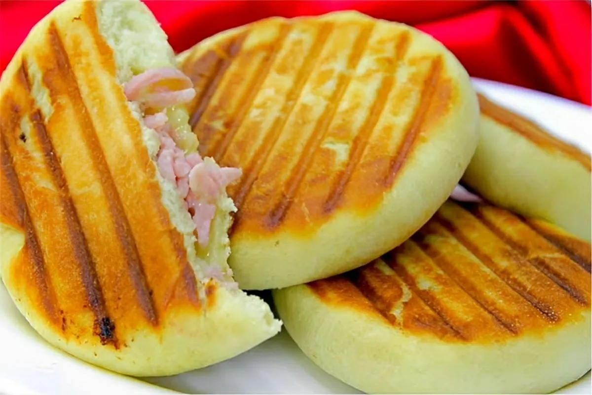 Lanche na sanduicheira pronto em 5 minutos feito com massa de pão e recheio de frios