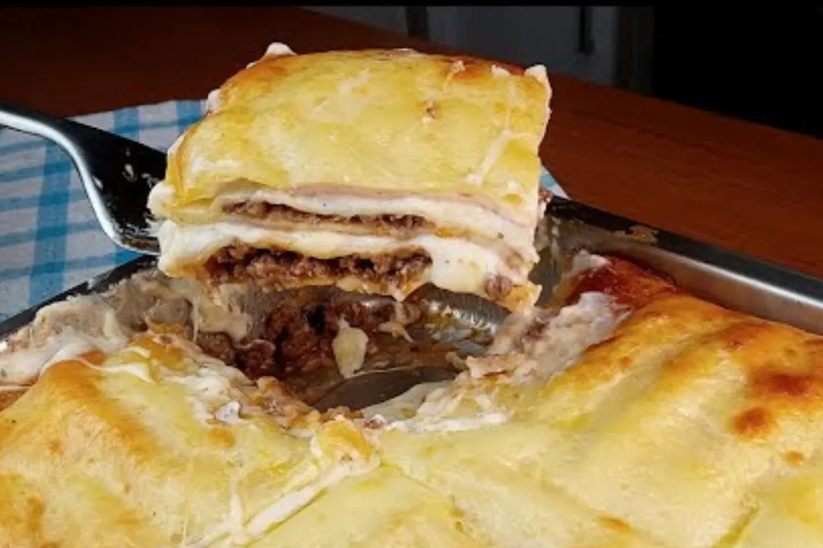 Lasanha bolonhesa com molho branco: camadas de puro sabor para um almoço de domingo inesquecível