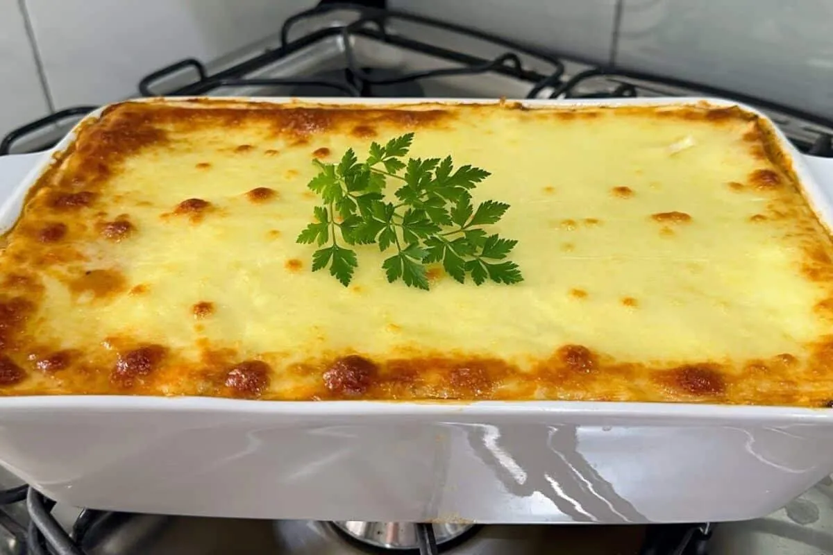 Lasanha cremosa de frango tão gostosa que não precisa de mais nada no almoço