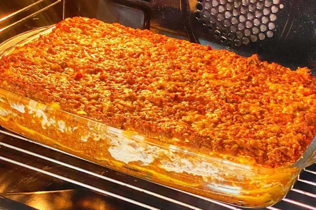 Lasanha de carne moída prática e muito recheada, serve a família toda na hora do almoço
