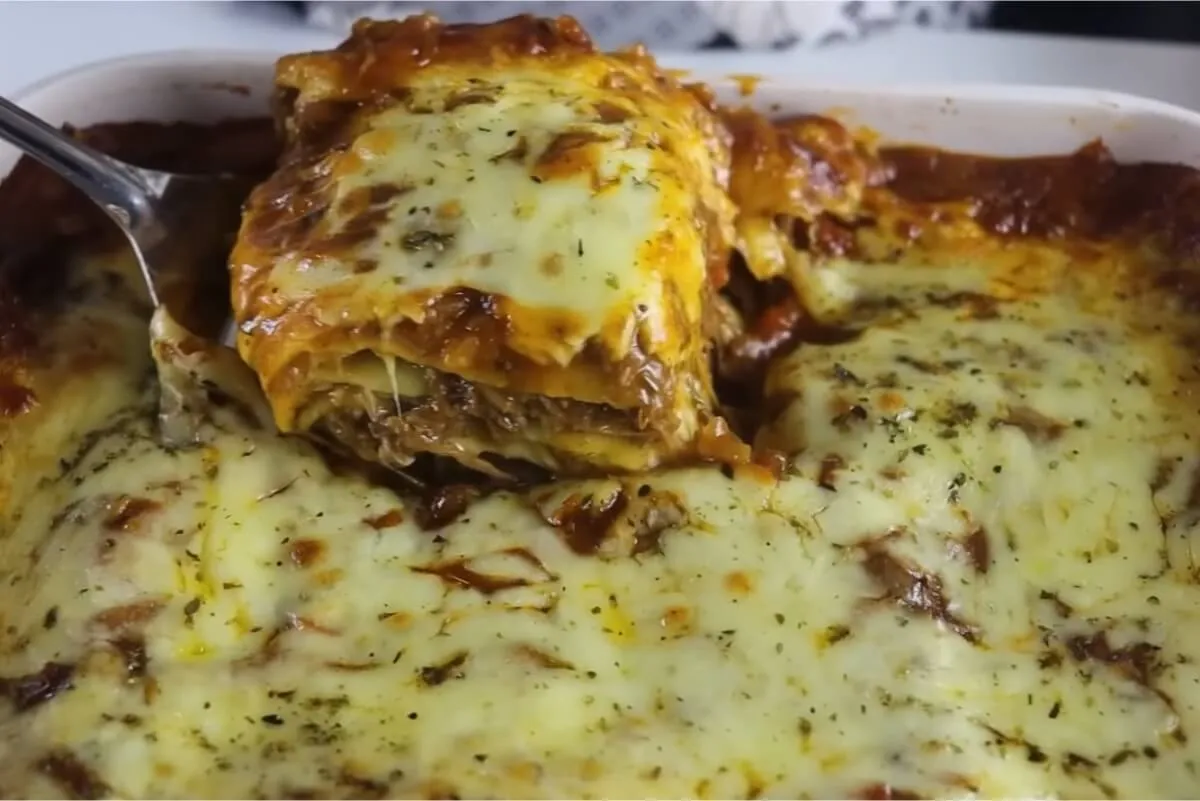 Lasanha de costela gaúcha com muito recheio, ideal para o almoço em família no domingo