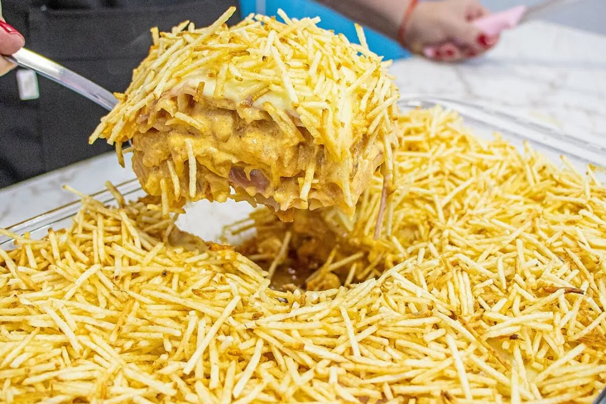 Lasanha de estrogonoffe de frango uma combinação cremosa que pega todo mundo de surpresa