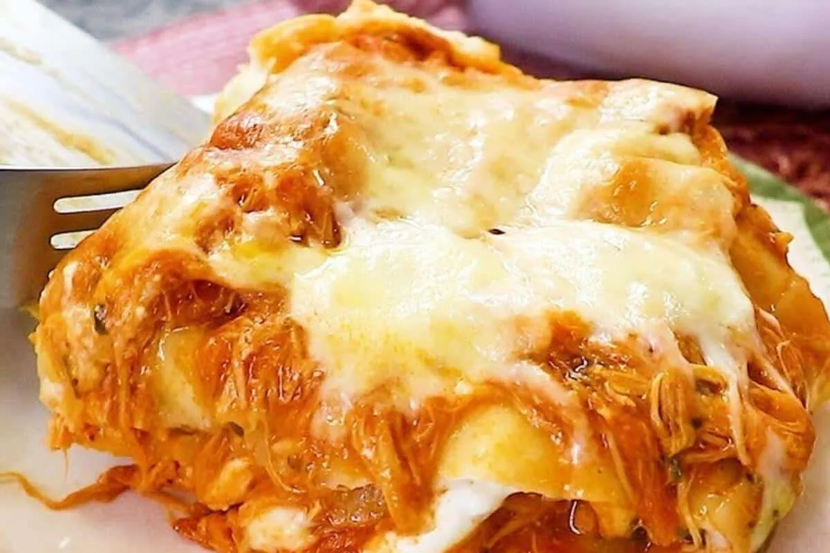 Lasanha de frango ao molho branco fica tão cremosa e molhadinha uma maravilha