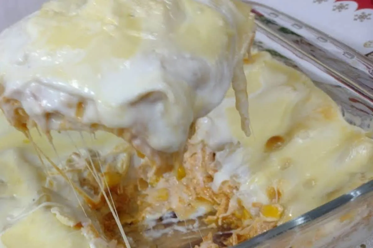 Lasanha de frango ao molho branco, uma delícia super cremosa e suculenta que todos vão amar