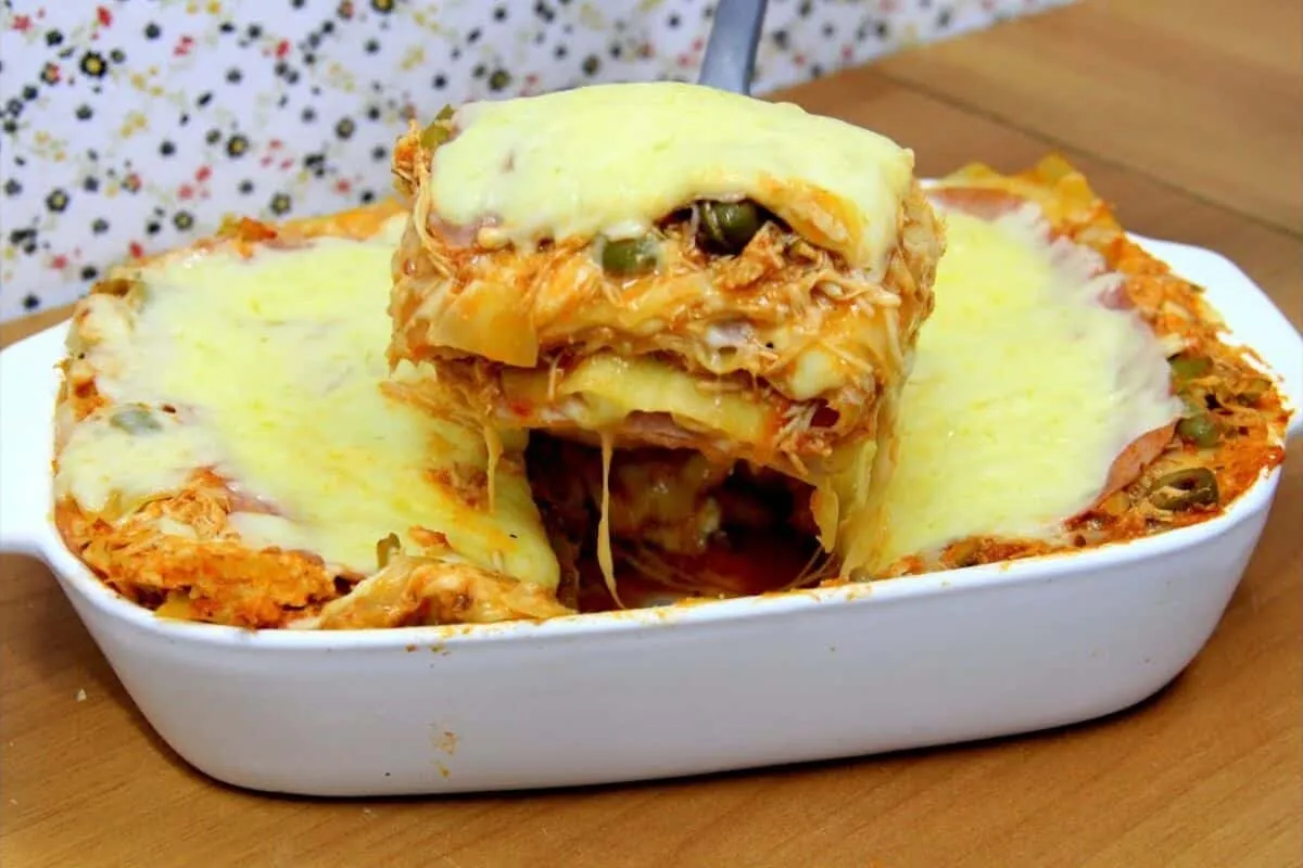 Lasanha de frango suculenta e fácil que é a cara de todo almoço de domingo