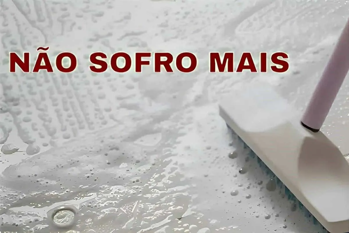 Limpa pisos caseiro feito com 3 ingredientes para tirar até as sujeiras mais difíceis sem fazer esforço