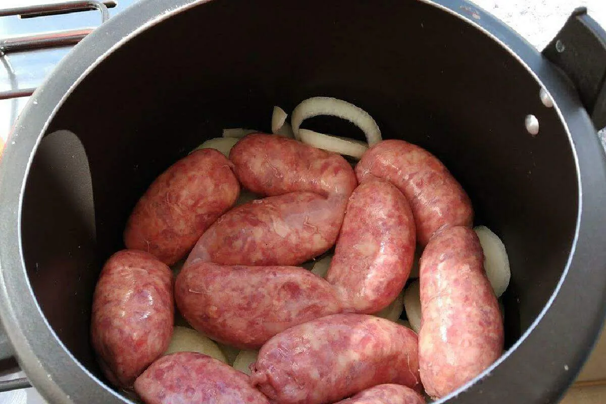 Linguiça assada na panela de pressão fica mais saborosa do que você pode imaginar