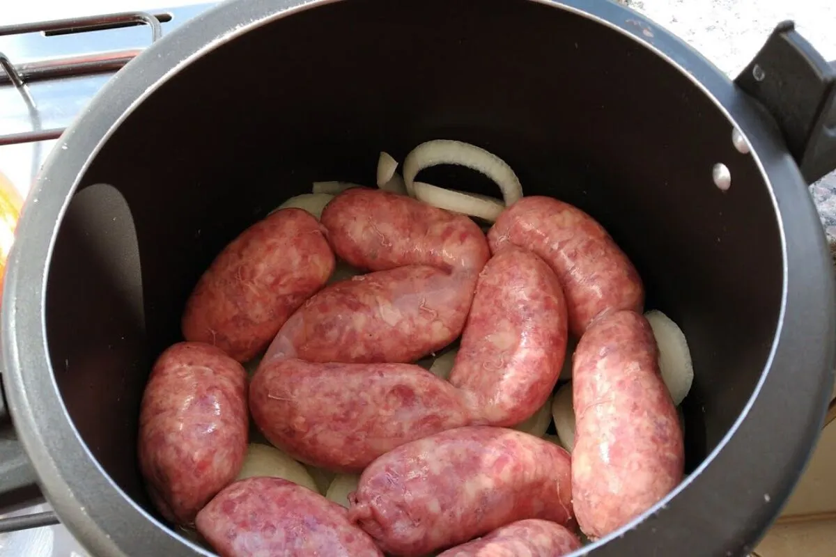 Linguiça assada na panela de pressão: veja como fazer de um jeito super rápido e muito suculento
