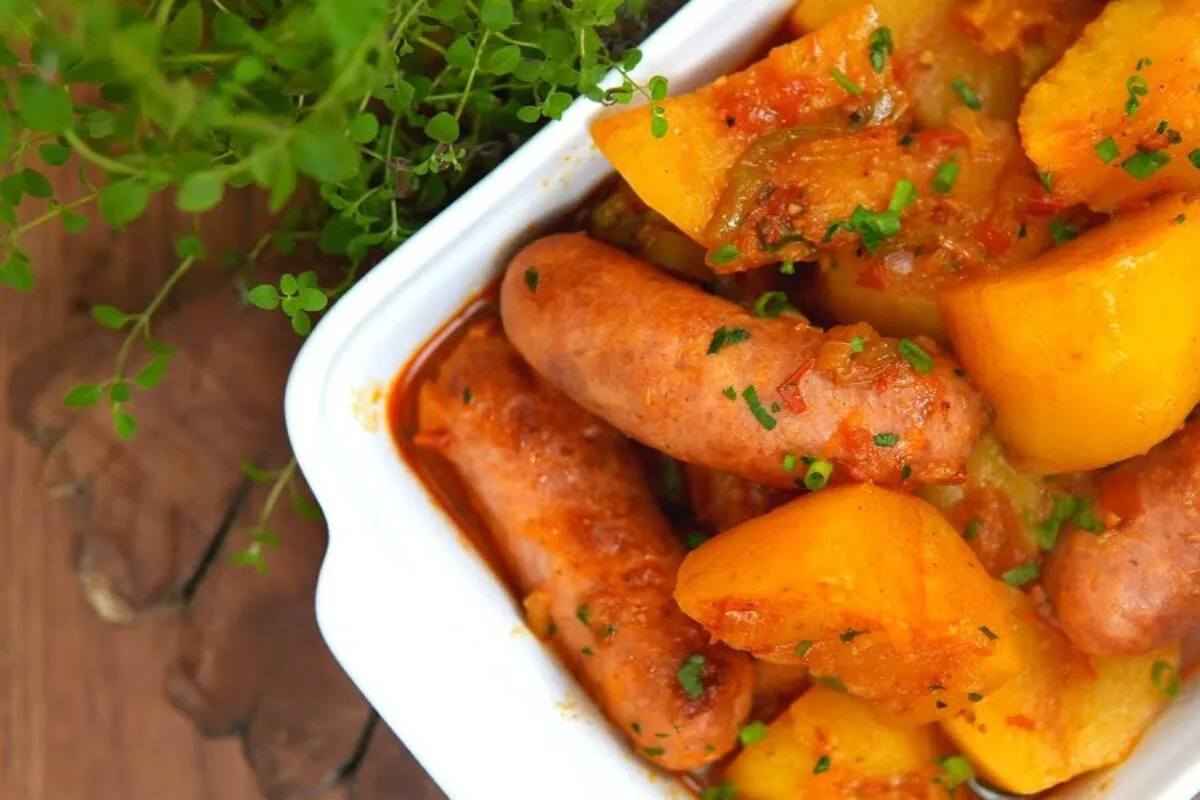 Linguiça com batata: esse jeito de fazer é o mais prático e gostoso que tem