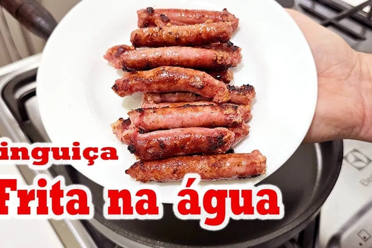 Linguiça frita na água que fica sequinha e saborosa, para acompanhamento ou petisco