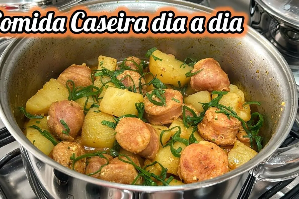 Linguiça toscana com batata refogada: prato simples e rápido para o almoço do dia a dia