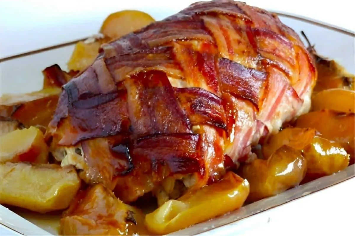 Lombo assado no forno com uma camada deliciosa de bacon perfeita para o Natal