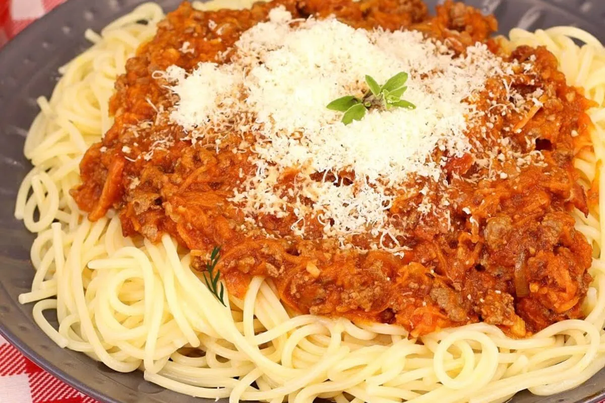 Macarrão à bolonhesa com carne moída, receita rápida e perfeita para dias mais corridos