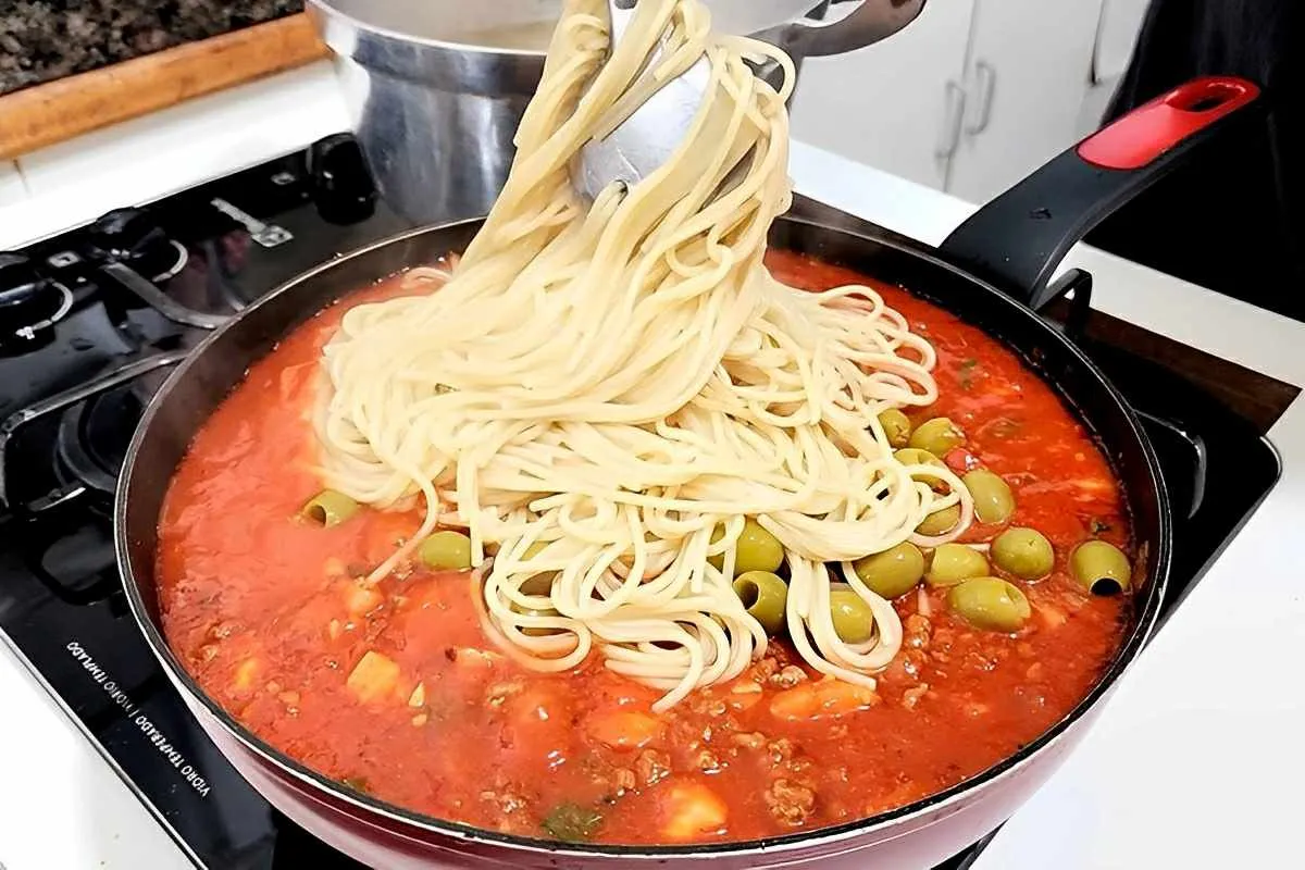 Macarrão à bolonhesa prático e delicioso para refeição da sua família