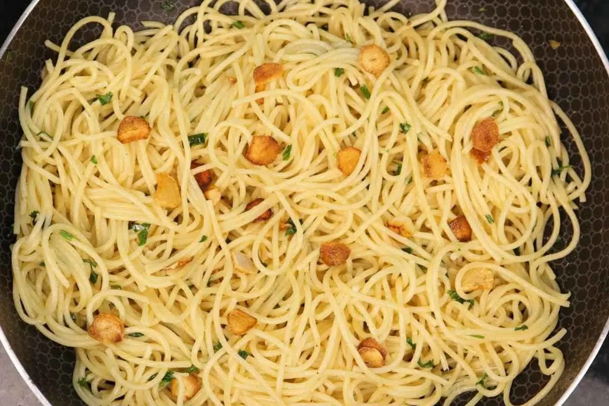 Macarrão alho e óleo de restaurante perfeito do jeito mais fácil de fazer