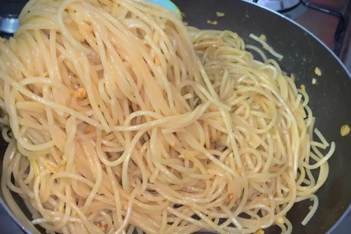 Macarrão alho e óleo mais fácil e saboroso de todos que você já viu