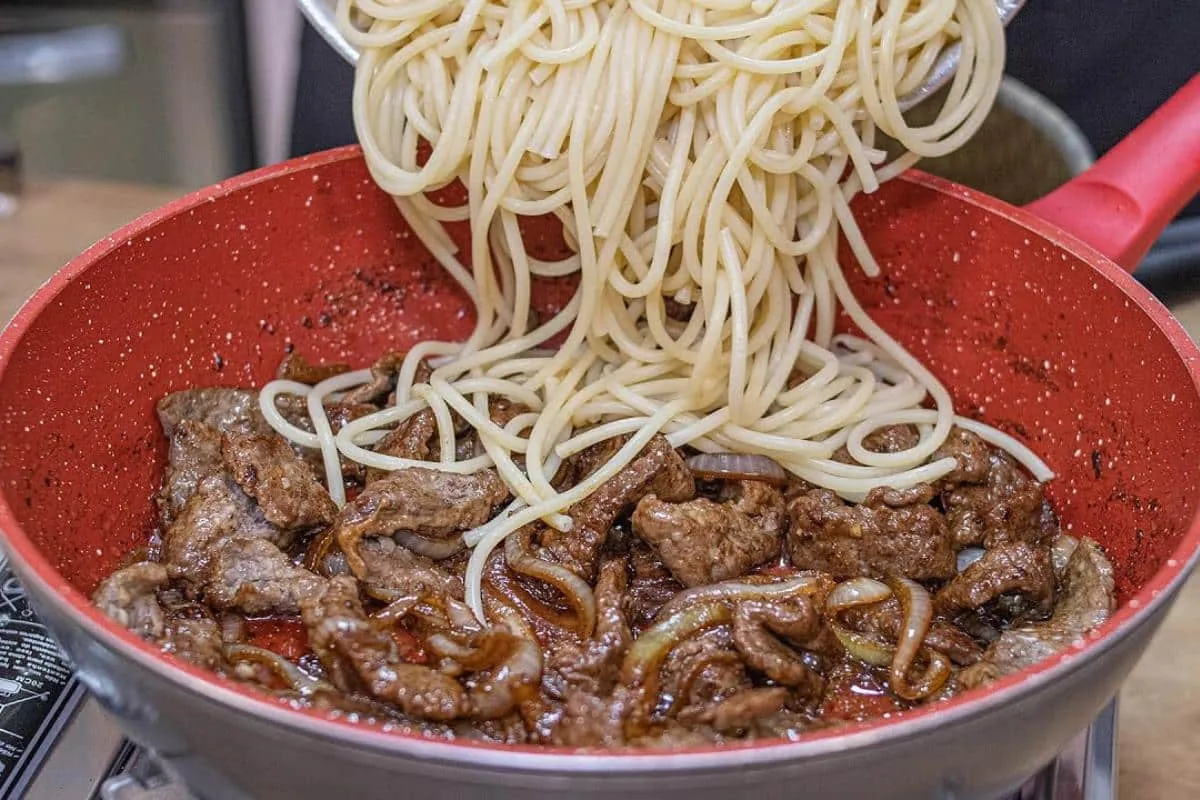 Macarrão ao bife acebolado cheio de sabor que faço quando estou sem tempo para cozinhar