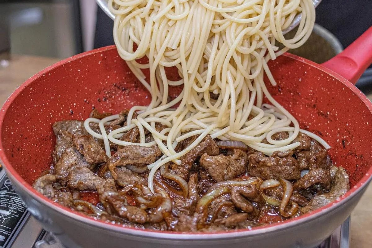 Macarrão ao bife acebolado um prato simples mas muito saboroso que todo mundo adora