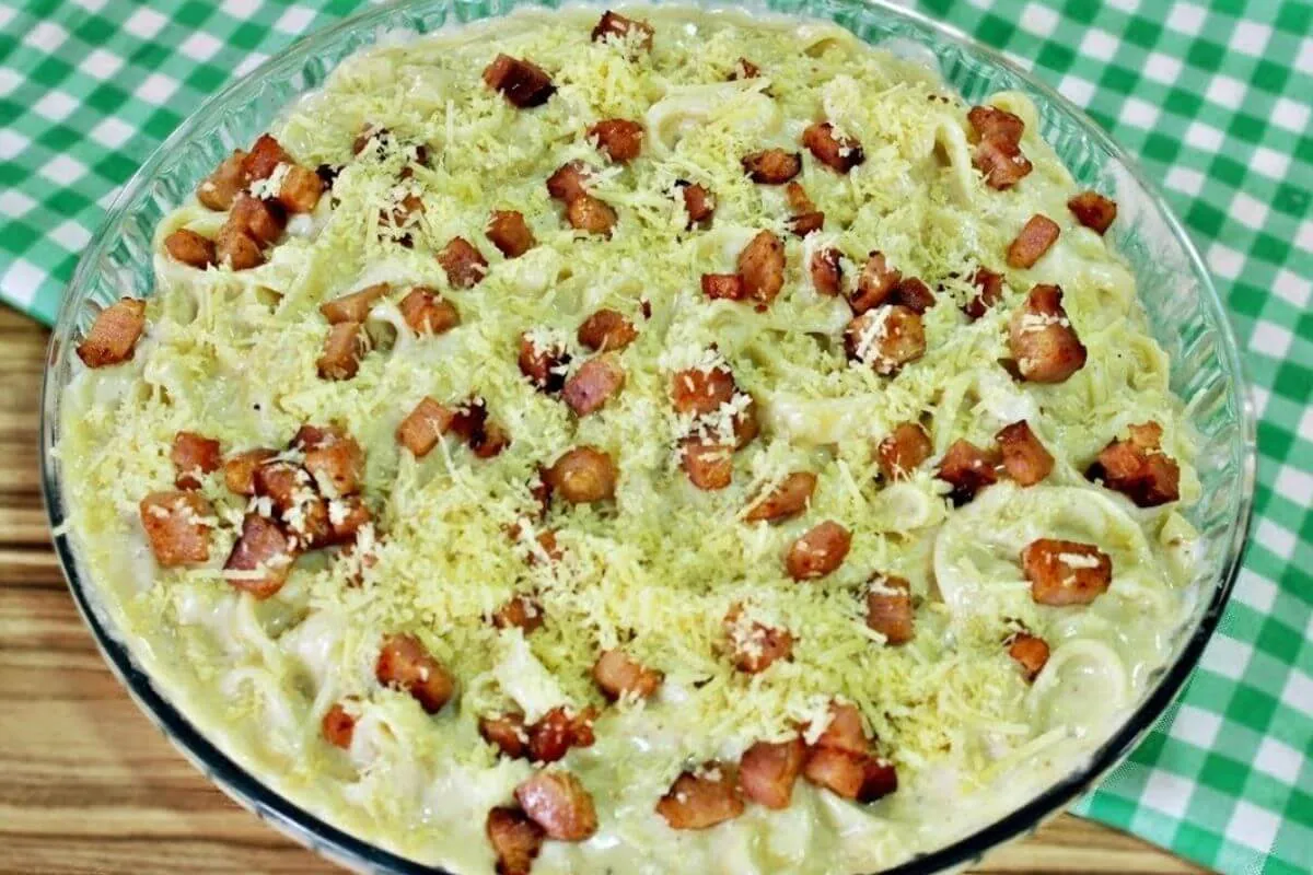 Macarrão ao molho branco com bacon é a macarronada mais saborosa da semana