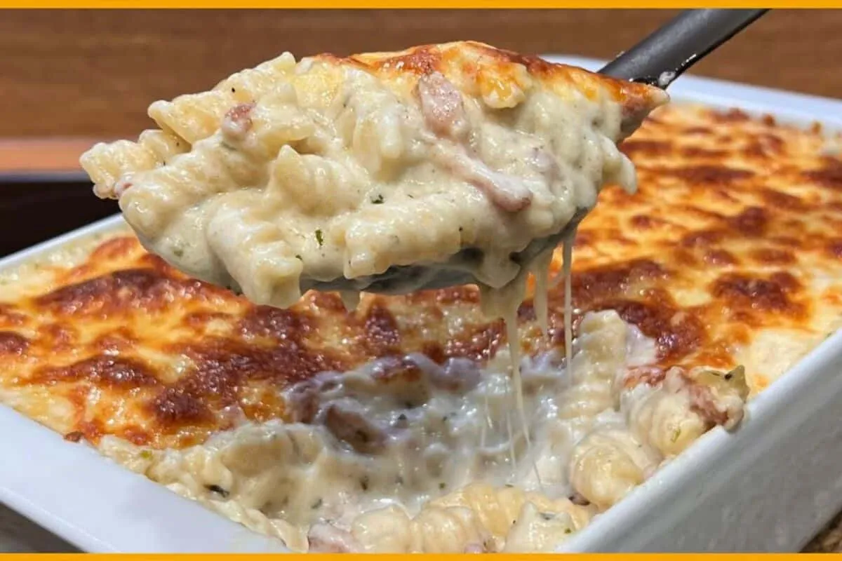 Macarrão ao molho branco com bacon fácil e delicioso para uma refeição prática e especial