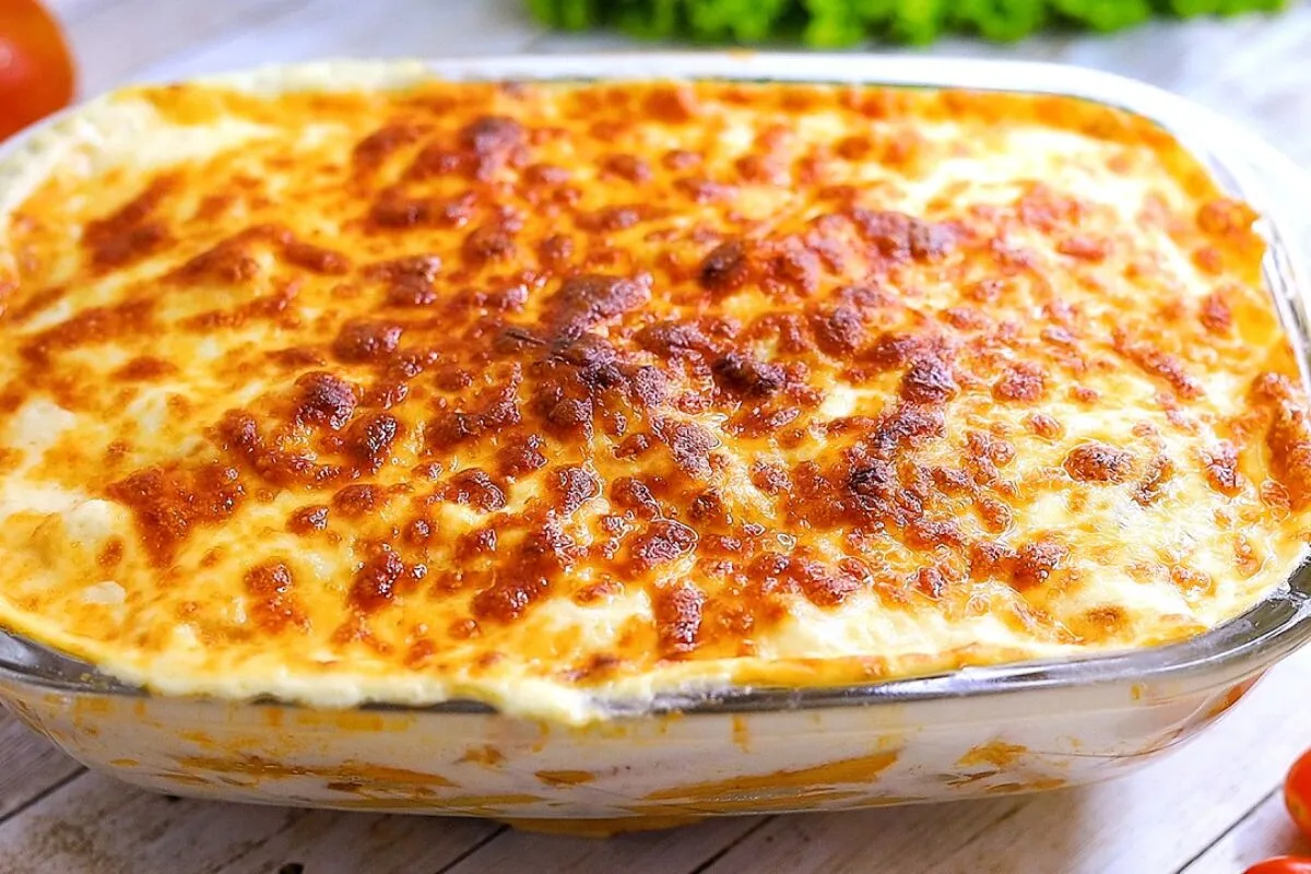 Macarrão ao molho de batata com calabresa e bacon com um toque mineiro para o almoço