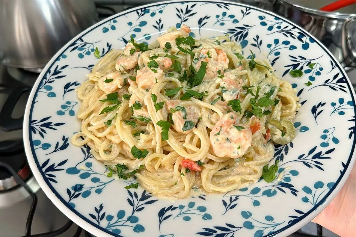 Macarrão ao molho de camarão: a receita de dar água na boca para o seu almoço de domingo