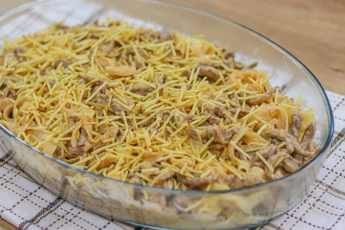 Macarrão ao molho de strogonoff de carne, uma combinação perfeita de sabores para deixar sua refeição bem especial