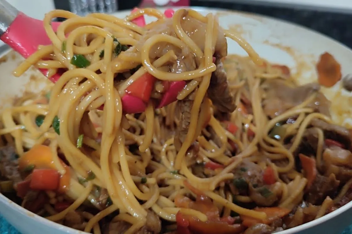 Macarrão ao molho shoyu simples e saboroso, com aquele toque oriental que todos amam
