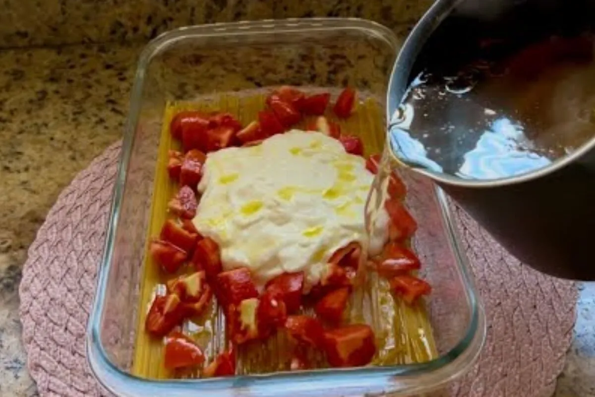 Macarrão assado cremoso com queijo derretendo e um sabor que todo mundo vai querer repetir