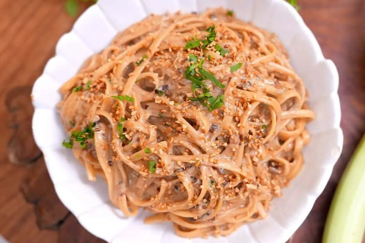 Macarrão com alho poró simples e rápido que transforma qualquer refeição em momento especial
