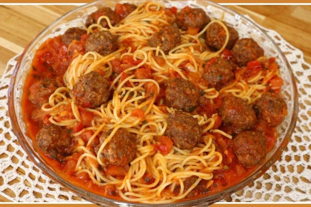 Macarrão com almôndegas caseiras ao molho de tomate suculento que a criançada vai adorar comer