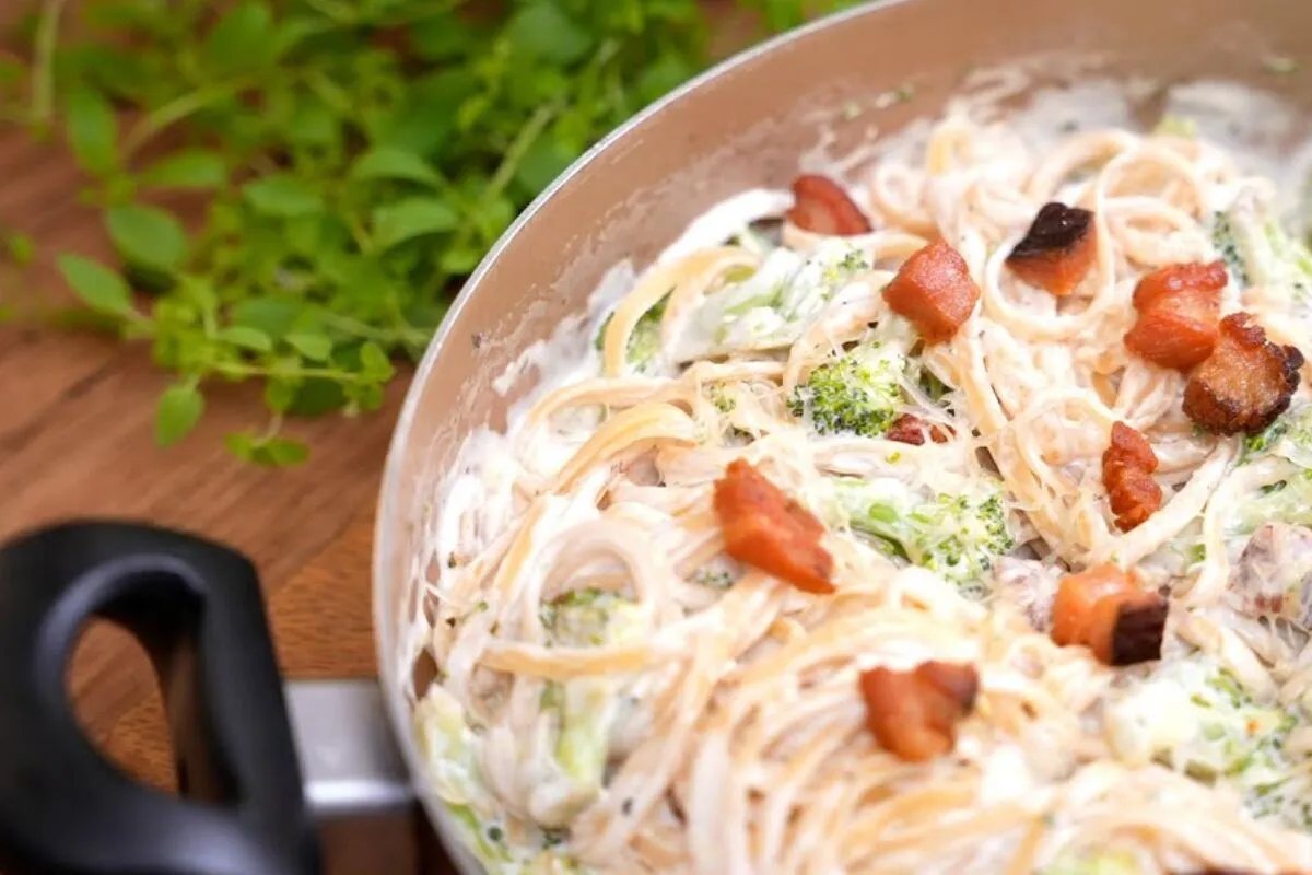 Macarrão com brócolis e bacon fácil e rápido cheio de sabor para o almoço ou jantar