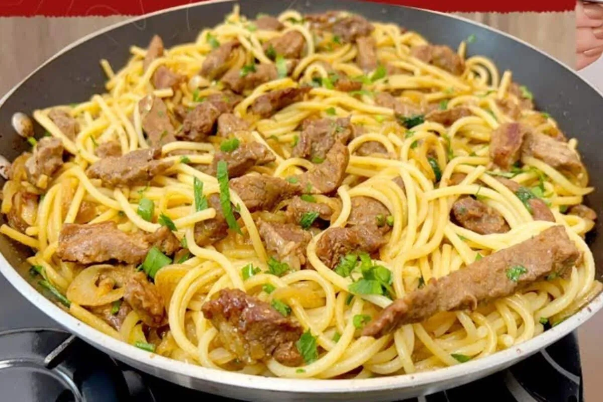 Macarrão com carne que é rápido, tem um molho encorpado e suculento e será um sucesso em sua casa
