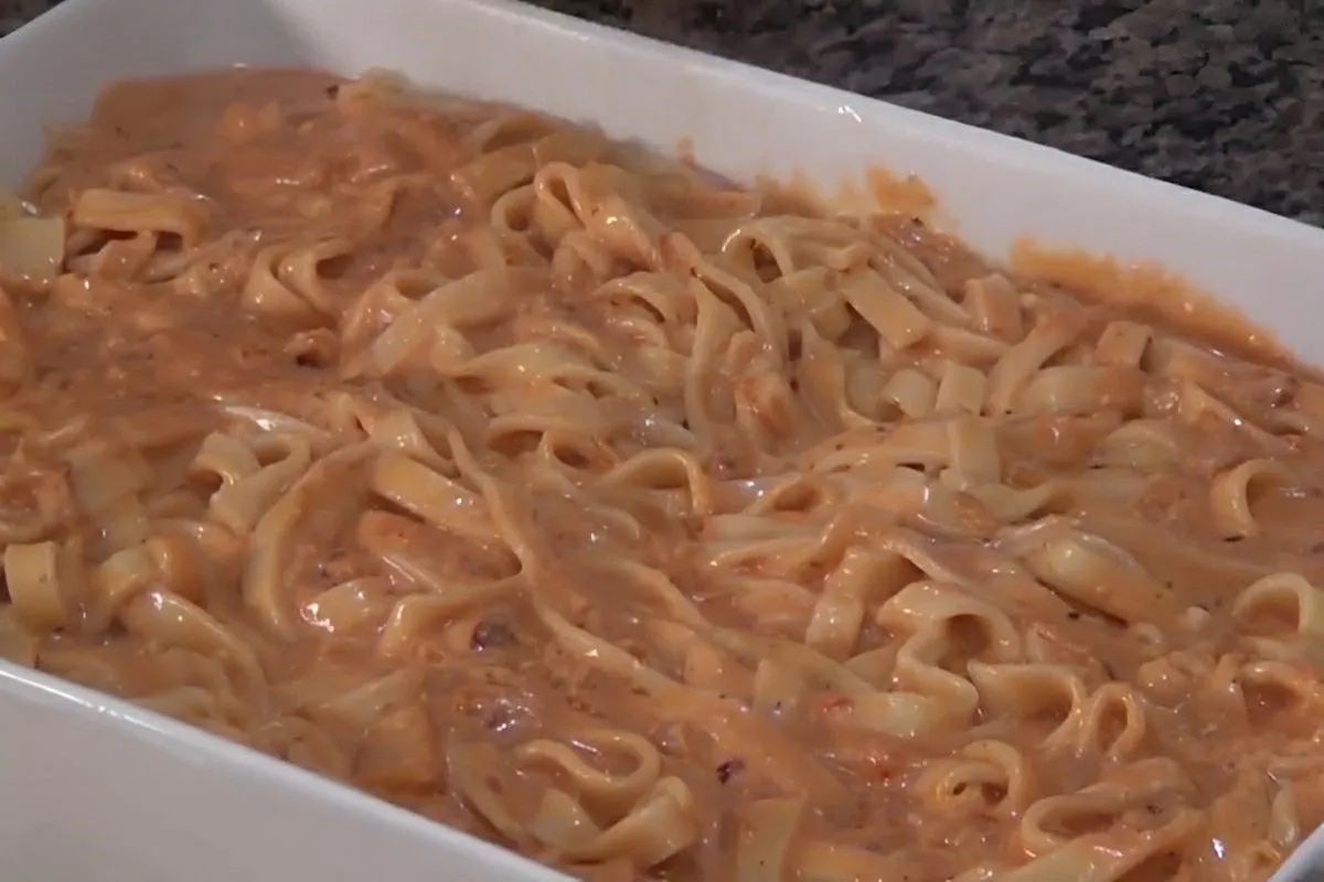Macarrão com creme de leite e molho de tomate simples e delicioso para a refeição do dia a dia