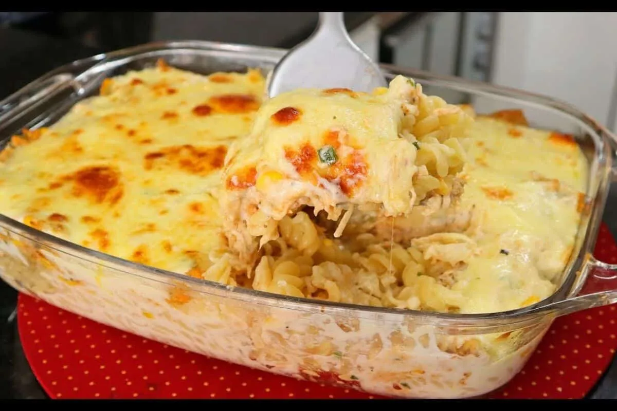 Macarrão com frango ao molho branco simples e fácil, um almoço completo que será muito elogiado