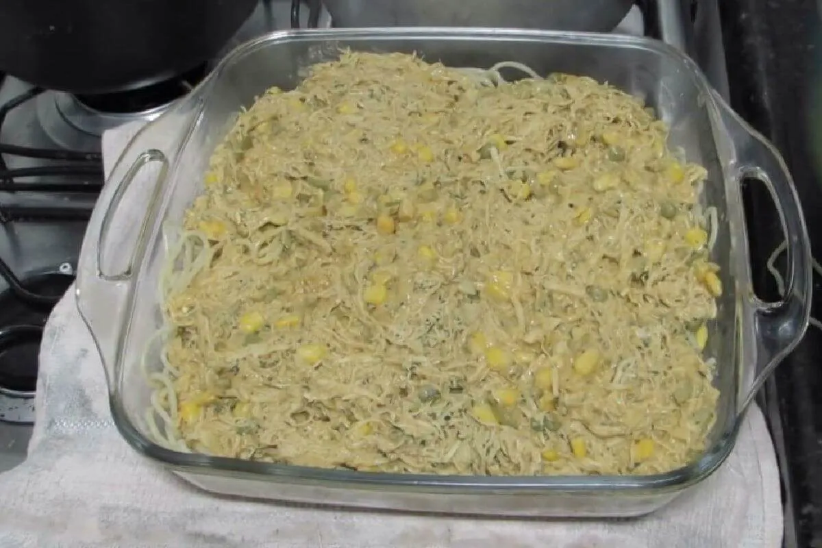Macarrão com frango e queijo que fica pronto bem rapidinho e é uma delícia