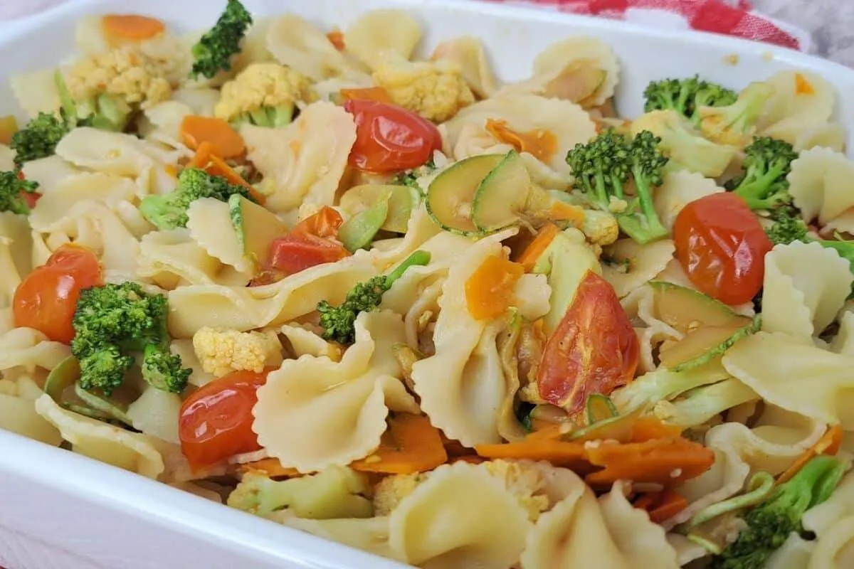 Macarrão com legumes, prático, rápido e delicioso, uma refeição ideal para um dia corrido