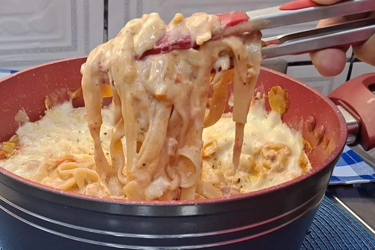 Macarrão com molho rosê cremoso e muito fácil que fica pronto em poucos minutos para o jantar