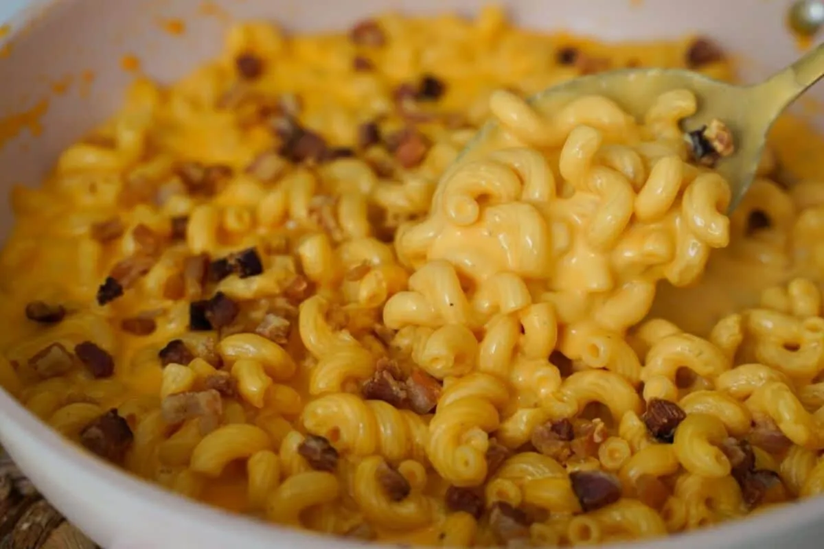 Macarrão com queijo cremoso no estilo americano que fica uma verdadeira tentação